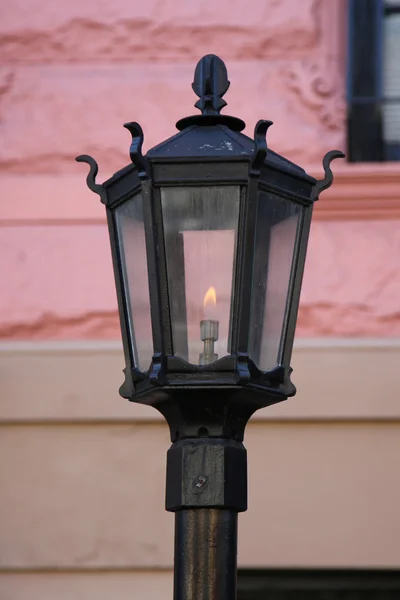 New York City kumtaşı önünde antika gaz lambası — Stok fotoğraf