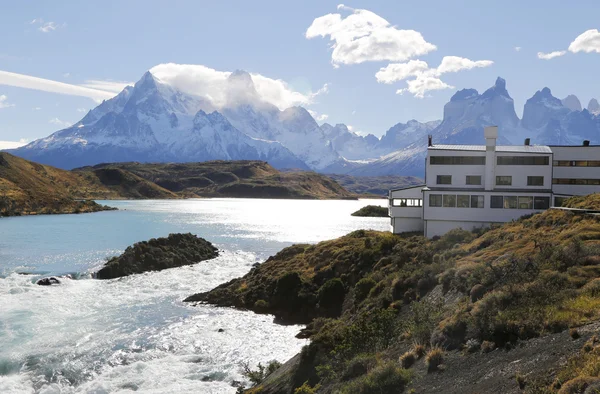 Hotel Salto Chico Explora Patagonia w turkusowe jeziora Pehoe w Torres del Paine National Park — Zdjęcie stockowe