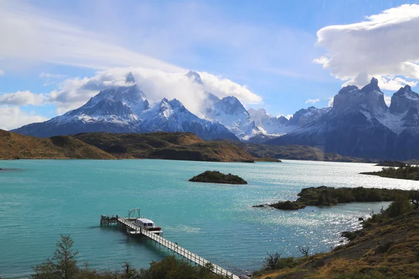 Rohy Cuernos del Paine Paine a jezero Pehoe v národním parku Torres del Paine — Stock fotografie