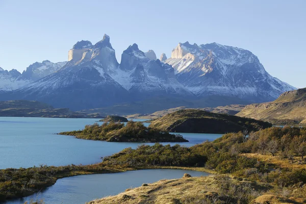 The Cuernos del Paine Horns of Paine and Lake Pehoe in Torres del Paine National Park — Stock Photo, Image