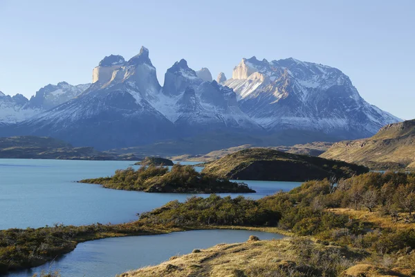 Il Cuernos del Paine Corna del Paine e del Lago Pehoe nel Parco Nazionale di Torres del Paine — Foto Stock