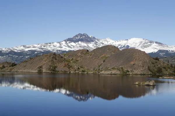 Výhledem na jezero v národním parku Torres del Paine, Patagonie, Chile — Stock fotografie