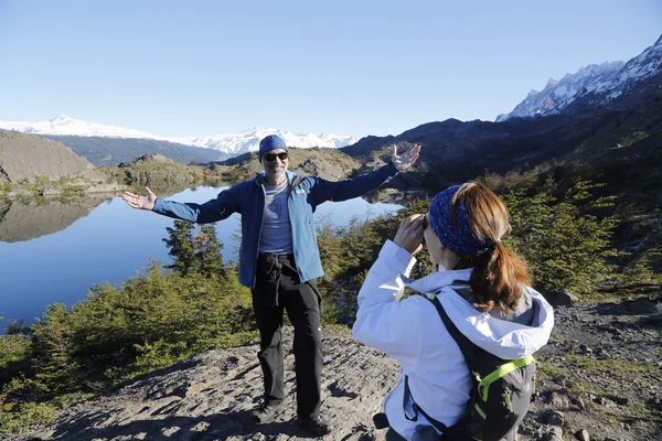 Touristes non identifiés photographiés dans le Parc National Torres del Paine, Patagonie — Photo