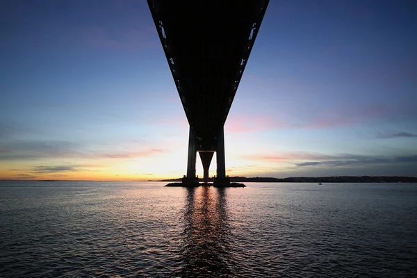 Sotto il Ponte Verrazano durante il tramonto — Foto Stock