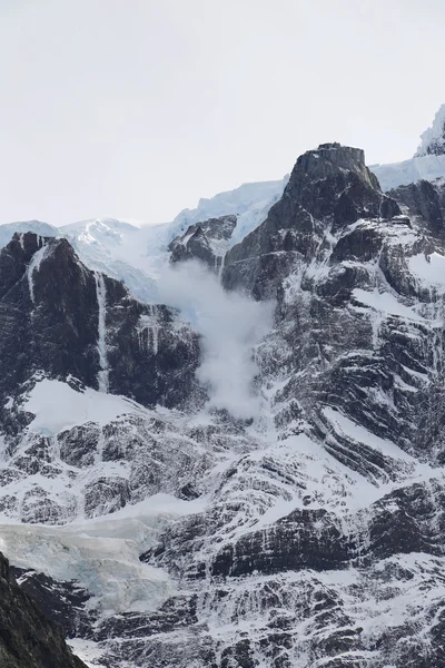 Lavina v údolí francouzské v národním parku Torres del Paine, Patagonie, Chile — Stock fotografie