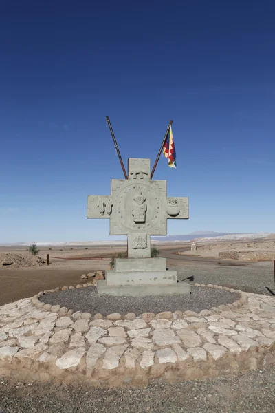 Monument with flag of Aymara people at the Valle de la Luna or Moon Valley — Stock Photo, Image