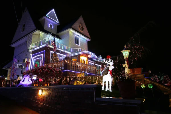 Exhibición de luces de decoración de casas de Navidad en Brooklyn —  Fotos de Stock