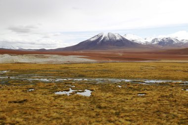 Moon Valley veya Valle de la Luna manzara ile volkanlar Atacama Çölü'nde