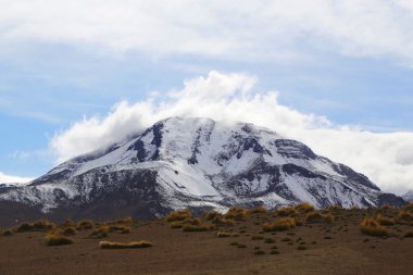 Moon Valley veya Valle de la Luna manzara ile volkanlar Atacama Çölü'nde