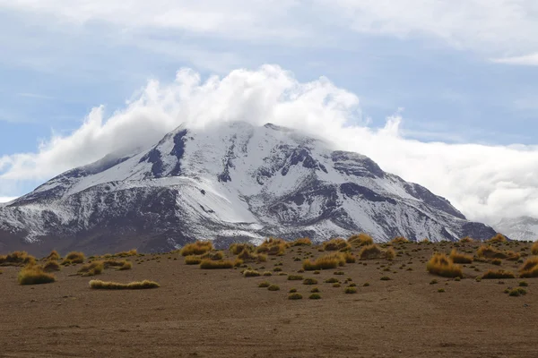 Moon Valley veya Valle de la Luna manzara ile volkanlar Atacama Çölü'nde — Stok fotoğraf