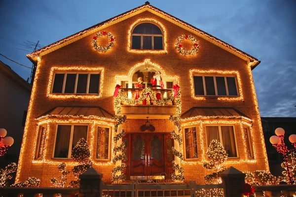 Exhibición de luces de decoración de casas de Navidad en Brooklyn — Foto de Stock