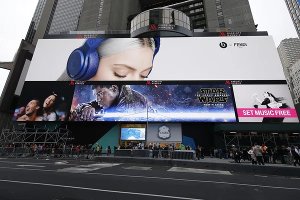 "Star Wars: η δύναμη ξυπνά "αφίσα ταινία στο Μπρόντγουεϊ — Φωτογραφία Αρχείου