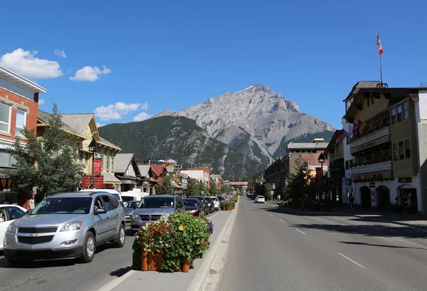 De beroemde Banff Avenue in het Nationaal Park Banff — Stockfoto