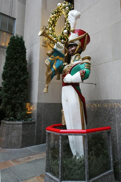 Houten speelgoed soldaat bugler Kerstdecoratie op het Rockefeller Center — Stockfoto