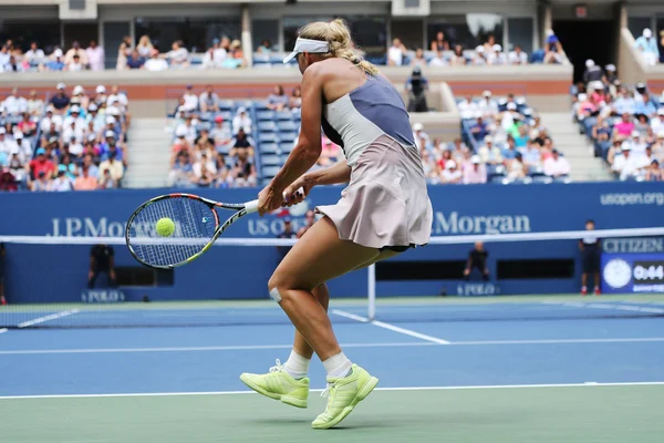 La joueuse de tennis professionnelle Caroline Wozniacki du Danemark en action lors de l'US Open 2015 — Photo
