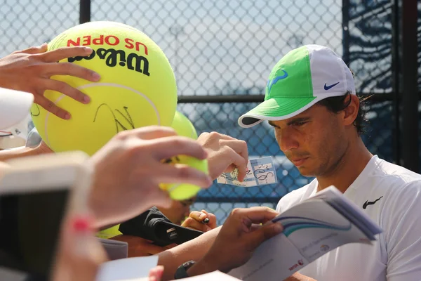 Čtrnáckrát grandslamový šampion Rafael Nadal ze Španělska, rozdává autogramy po tréninku pro nás otevřené 2015 — Stock fotografie