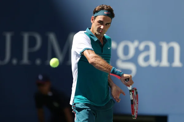 Siedemnaście razy Grand Slam mistrz Roger Federer Szwajcarii w akcji podczas meczu trzeciej rundy w nas otwarte 2015 — Zdjęcie stockowe