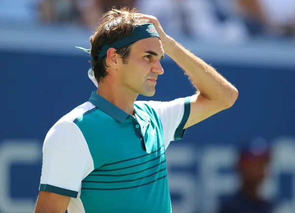 Diecisiete veces campeón del Grand Slam Roger Federer de Suiza en acción durante su partido de tercera ronda en el US Open 2015 —  Fotos de Stock