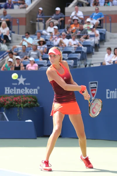 Jogadora profissional de tênis Kristina Mladenovic da França em ação durante sua partida US Open 2015 — Fotografia de Stock