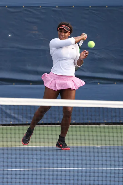 Veintiún veces campeona del Grand Slam Serena Williams en pista de práctica en el US Open 2015 — Foto de Stock