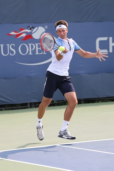 Tennisprofi Serhiy Stakhovsky aus der Ukraine in Aktion während seines Erstrunden-Matches bei den us open 2015 — Stockfoto