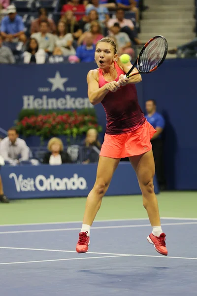 La tenista profesional Simona Halep de Rumania en acción durante su partido de tercera ronda en el US Open 2015 — Foto de Stock