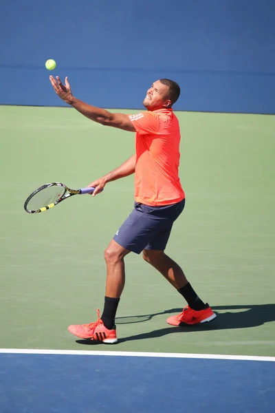 El tenista profesional Jo-Wilfried Tsonga de Francia en acción durante su cuarto partido en el US Open 2015 — Foto de Stock