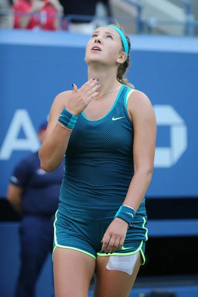 La dos veces campeona del Grand Slam Victoria Azarenka de Bielorrusia celebra la victoria después del partido de la tercera ronda del Abierto de Estados Unidos 2015 — Foto de Stock