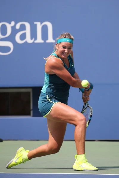 Duas vezes campeão do Grand Slam Victoria Azarenka da Bielorrússia em ação durante US Open 2015 segunda rodada — Fotografia de Stock