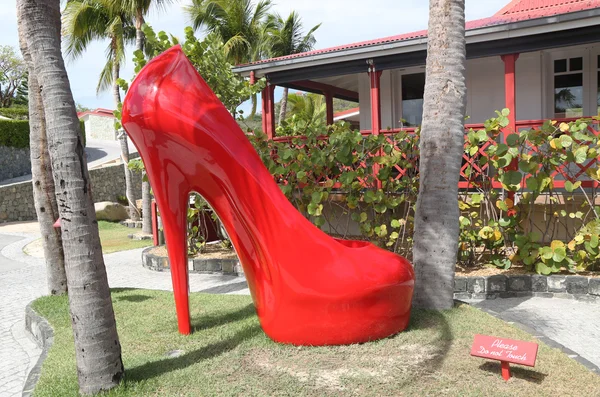 Stiletto sculpture by french artist Richard Orlinski at Eden Rock hotel on St Barts — Stock Photo, Image