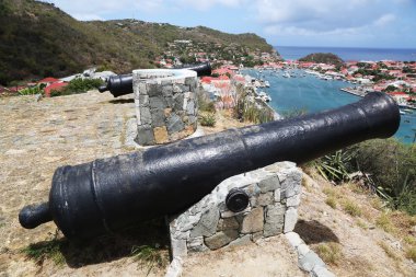 Gustavia Limanı 'nın tepesindeki eski top, St. Barths, Fransız Batı Hint Adaları