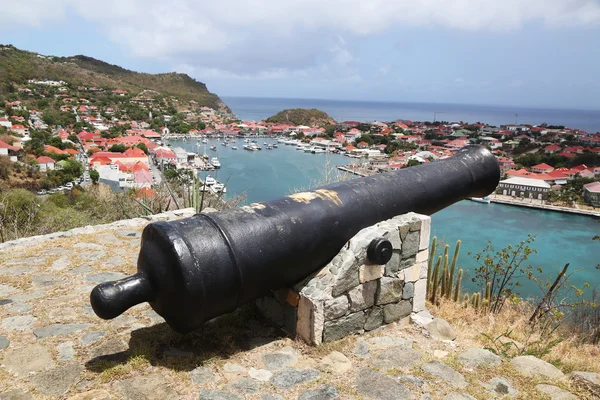 Gustavia Limanı 'nın tepesindeki eski top, St. Barths, Fransız Batı Hint Adaları — Stok fotoğraf