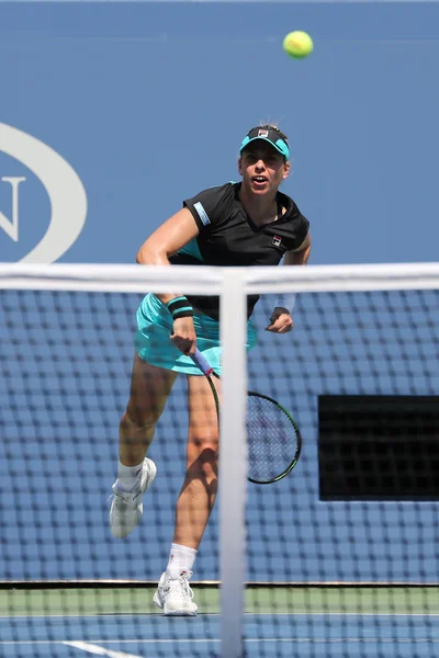 Tenista profissional Marina Erakovic da Nova Zelândia em ação durante sua primeira partida no US Open 2015 — Fotografia de Stock