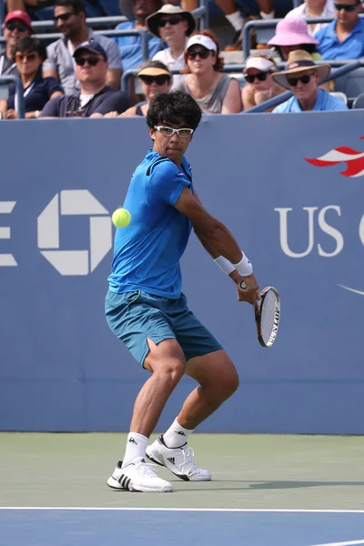 Jogador profissional de tênis Hyeon Chung da Coreia em ação durante sua segunda partida no US Open 201 — Fotografia de Stock