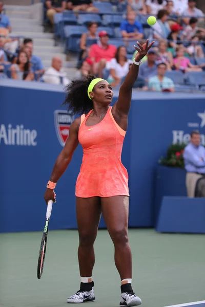 Yirmi bir kez Grand Slam şampiyonu Serena Williams bize açık 2015 dört maç yuvarlak onu sırasında eylem — Stok fotoğraf