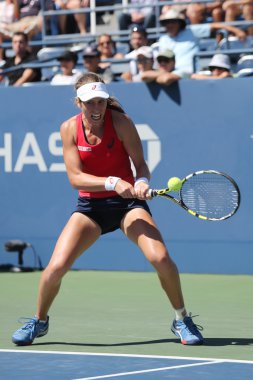 Profesyonel tenis oyuncusu Johanna Konta Büyük Britanya'nın onun üçüncü yuvarlak bize açık 2015 maç sırasında eylem