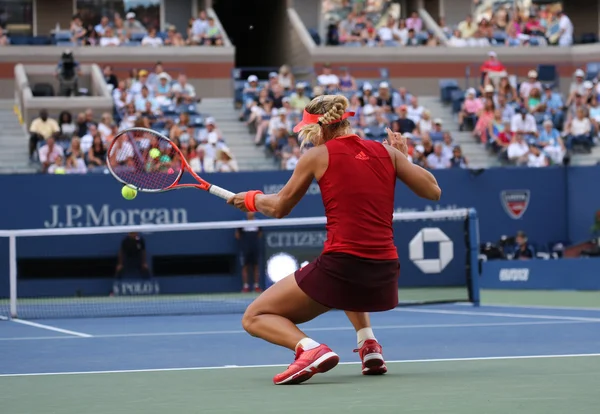 La joueuse de tennis professionnelle Angelique Kerber d'Allemagne en action lors du match du troisième tour de l'US Open 2015 — Photo