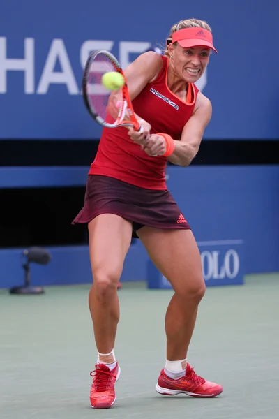 La joueuse de tennis professionnelle Angelique Kerber d'Allemagne en action lors du match du troisième tour de l'US Open 2015 — Photo