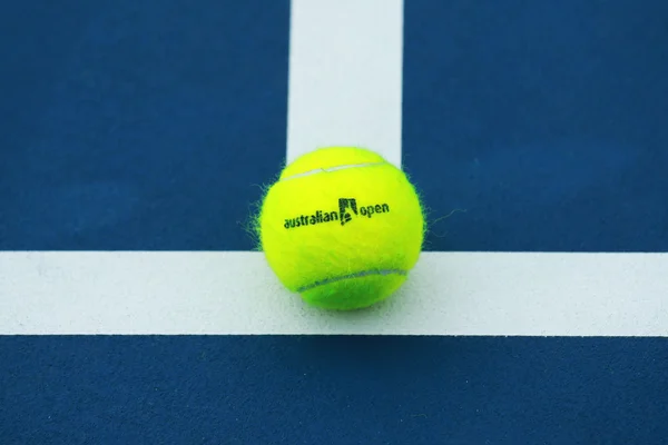 Pelota de tenis Wilson con logo Australian Open en pista de tenis — Foto de Stock