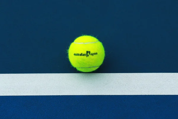 Wilson Tennisball mit australisch offenem Logo auf Tennisplatz — Stockfoto