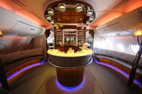 Emirates Airbus A380 in flight cocktail bar and lounge — Stock Photo, Image