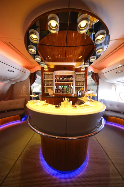Emirates Airbus A380 in flight cocktail bar and lounge — Zdjęcie stockowe