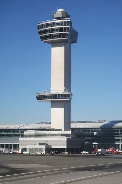 Air traffic control tower på john f kennedy internationella flygplats — Stockfoto