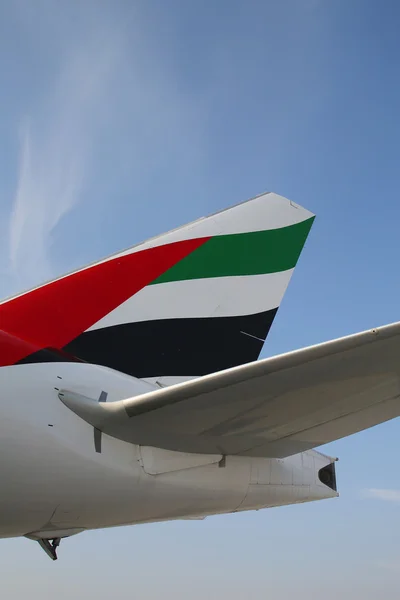 Emirates Airline tailfin en el Aeropuerto Internacional de Dubai — Foto de Stock