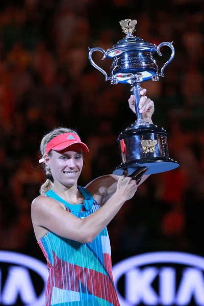 Angelique Kerber, campeona del Grand Slam de Alemania, sostiene el trofeo del Abierto de Australia durante la presentación del trofeo tras la victoria en el Abierto de Australia 2016 — Foto de Stock