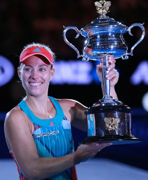 Campeã do Grand Slam Angelique Kerber da Alemanha segurando o troféu Australian Open durante a apresentação do troféu após a vitória no Australian Open 2016 — Fotografia de Stock