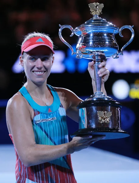 Angelique Kerber, campeona del Grand Slam de Alemania, sostiene el trofeo del Abierto de Australia durante la presentación del trofeo tras la victoria en el Abierto de Australia 2016 — Foto de Stock