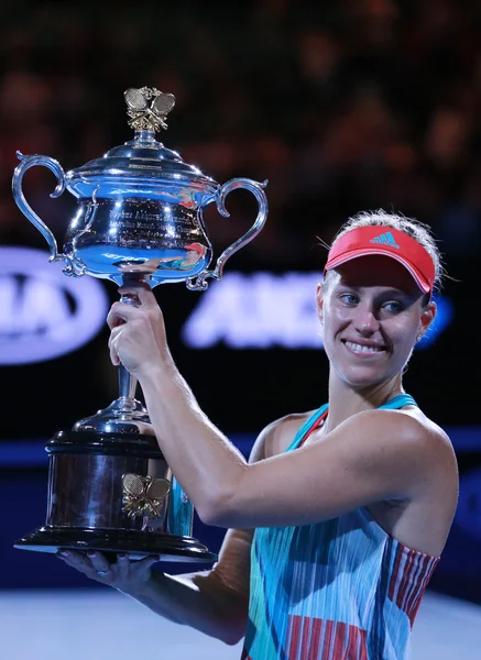 Angelique Kerber, campeona del Grand Slam de Alemania, sostiene el trofeo del Abierto de Australia durante la presentación del trofeo tras la victoria en el Abierto de Australia 2016 — Foto de Stock