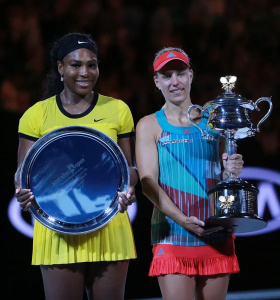 La finalista dell'Australian Open 2016 Serena Williams (L) e la campionessa del Grande Slam Angelique Kerber della Germania durante la presentazione del trofeo — Foto Stock