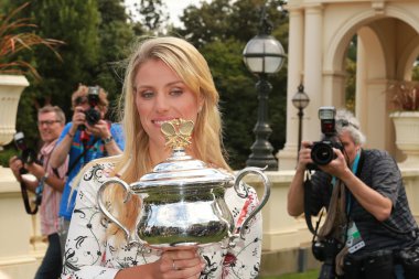 Grand Slam şampiyonu Angelique Kerber Almanya'nın gazeteciler ve fotoğrafçılar 2016 zafer kutlamaları sırasında Avustralya Açık çevrili